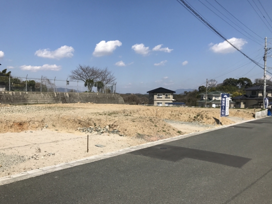 高台にあります。