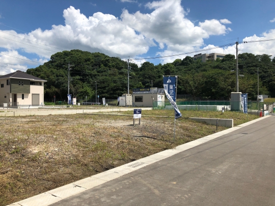 道路幅も広く明るい街並みです。