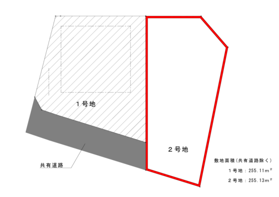 右側の赤枠（2号地）が分譲の土地です。
左側の１号地に、分譲モデルハウスを建築中です。（5月中旬より完全予約制でご見学いただけます）

