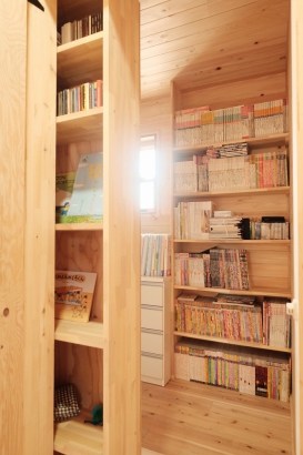 本棚を左にスライドすると現れる収納　隠し部屋のような楽しい仕掛け