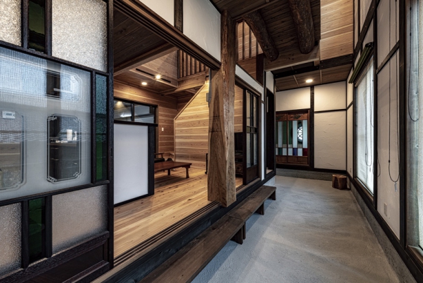 玄関を抜けた先には、京都の町屋を意識した吹抜けの通り土間があり、味わい深い風合いと空間の設えが安らぎや落ち着きを与えてくれます