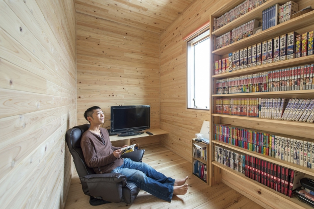 趣味を楽しむ部屋。書斎は造作本棚を設置して趣味を楽しむ秘密基地に。 狭くても一人でのんびり過ごせる部屋で、木の香りに包まれてよりリラックスしていただけますように。